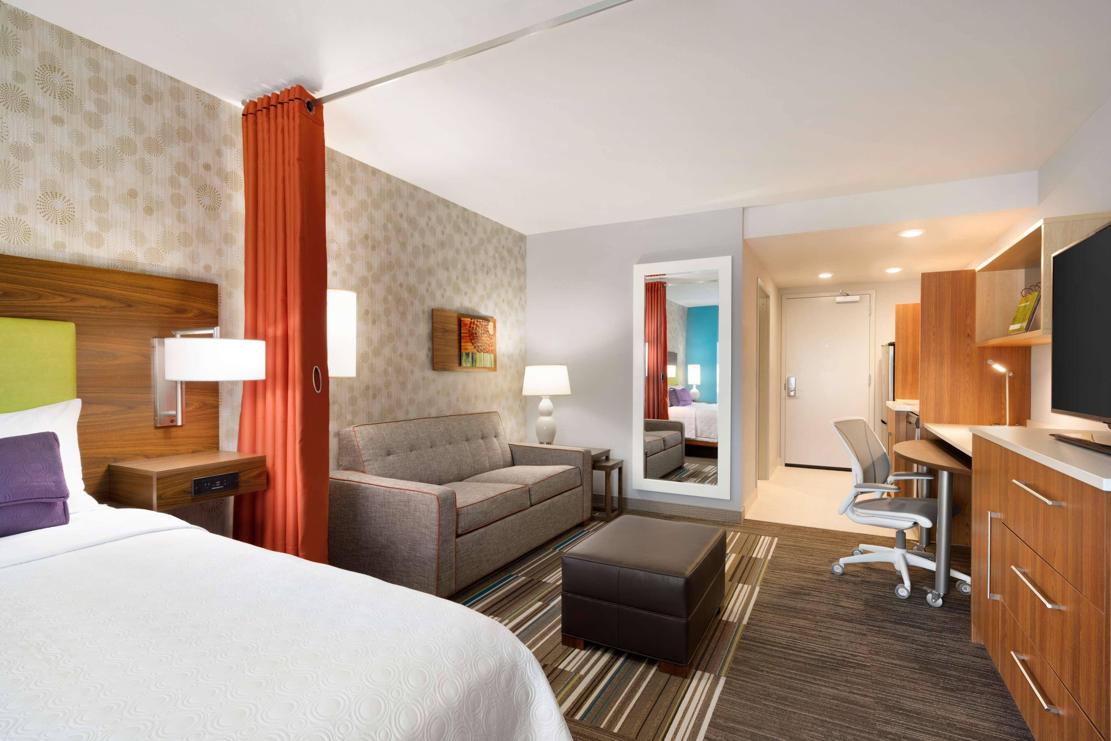 SUITE, KING BED, SOFA