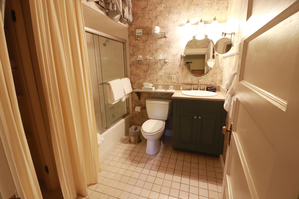 Inn at 835 Boutique Hotel 48/50