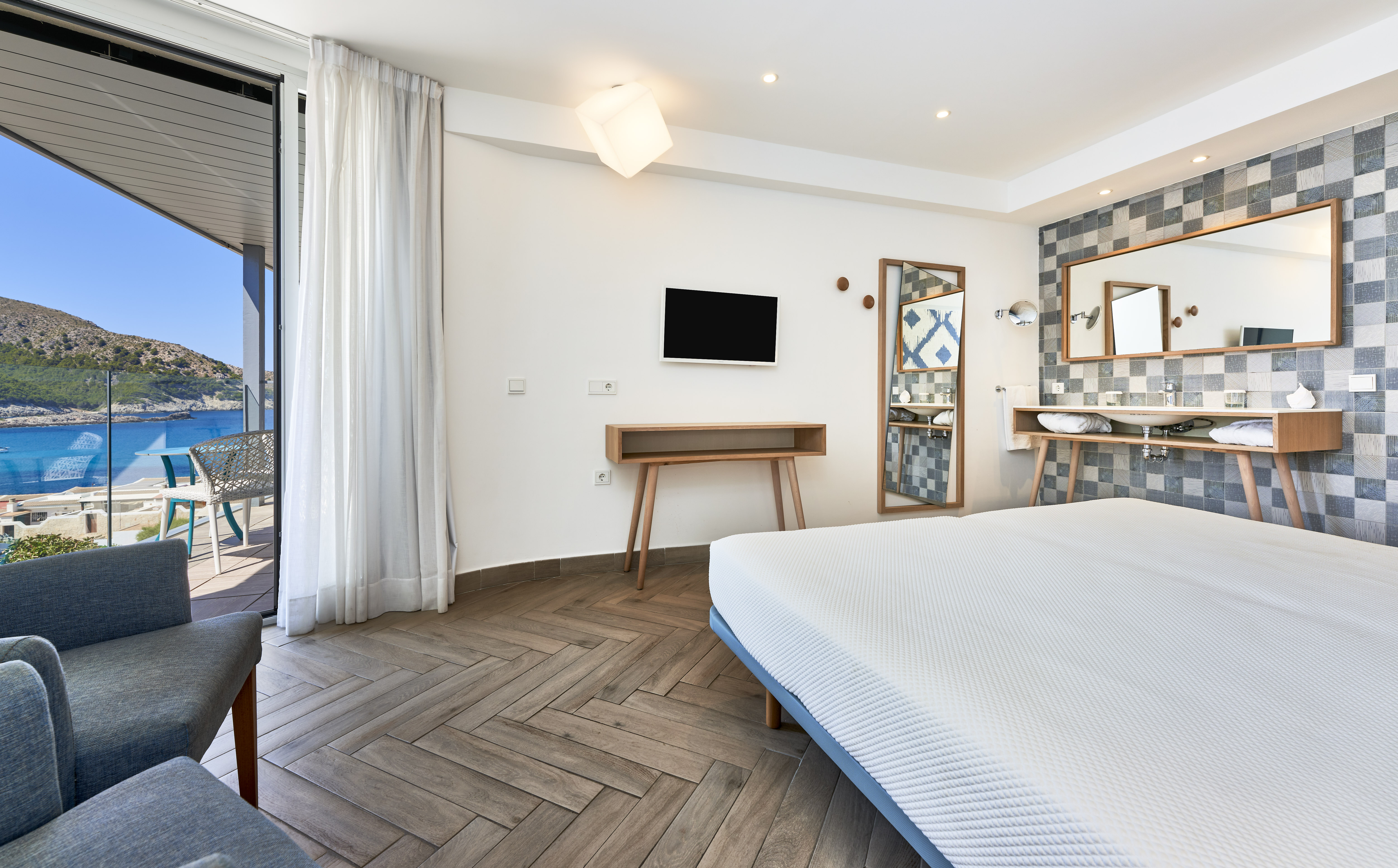 Superior, Double Bed, Lateral Side Sea View, Balcony