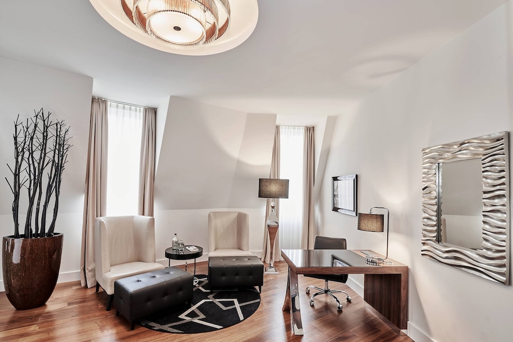 Roomers Berlin, Autograph Collection 34/42