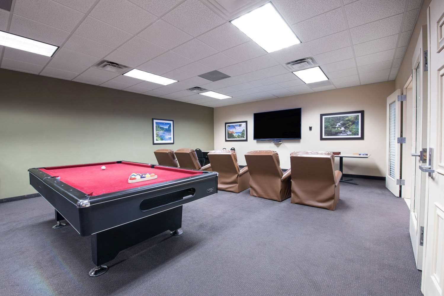 Bakken Airport Hotel And Suites Xwa 6/26