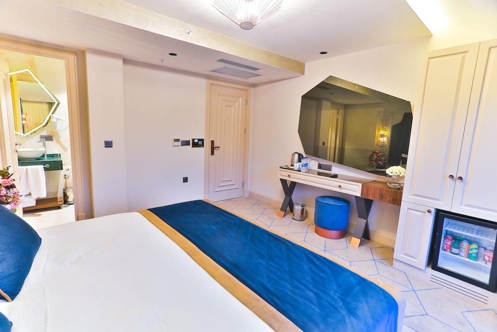 DELUXE, DOUBLE BED