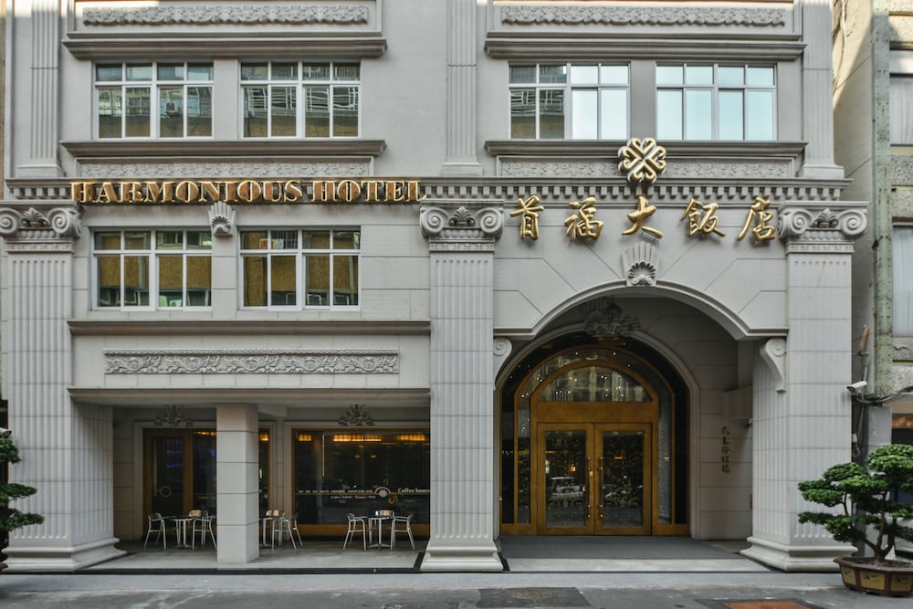 Harmonious Hotel 1/48