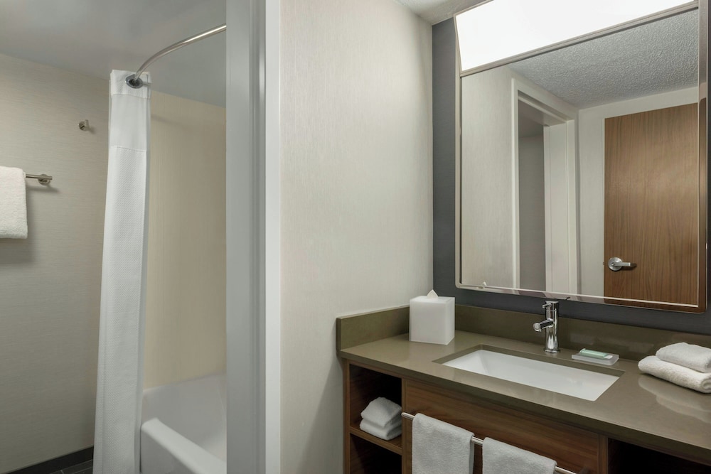غرفة بسريرين كوين لذوي الإعاقة، Courtyard By Marriott Kokomo 3/5