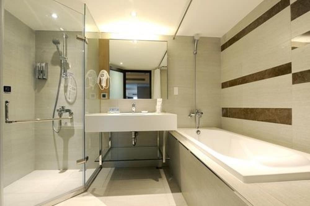 INTERNATIONAL CITIZEN HOTEL 25/26