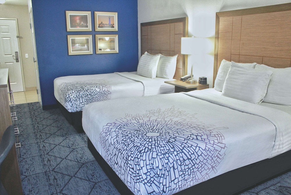 La Quinta Inn & Suites By Wyndham NE Long Beach/Cypress 22/51