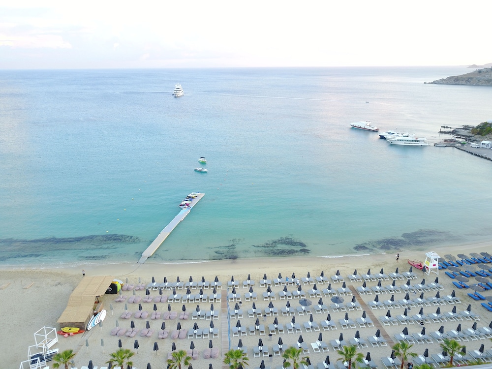 Mykonos Dove Beachfront Hotel 67/73