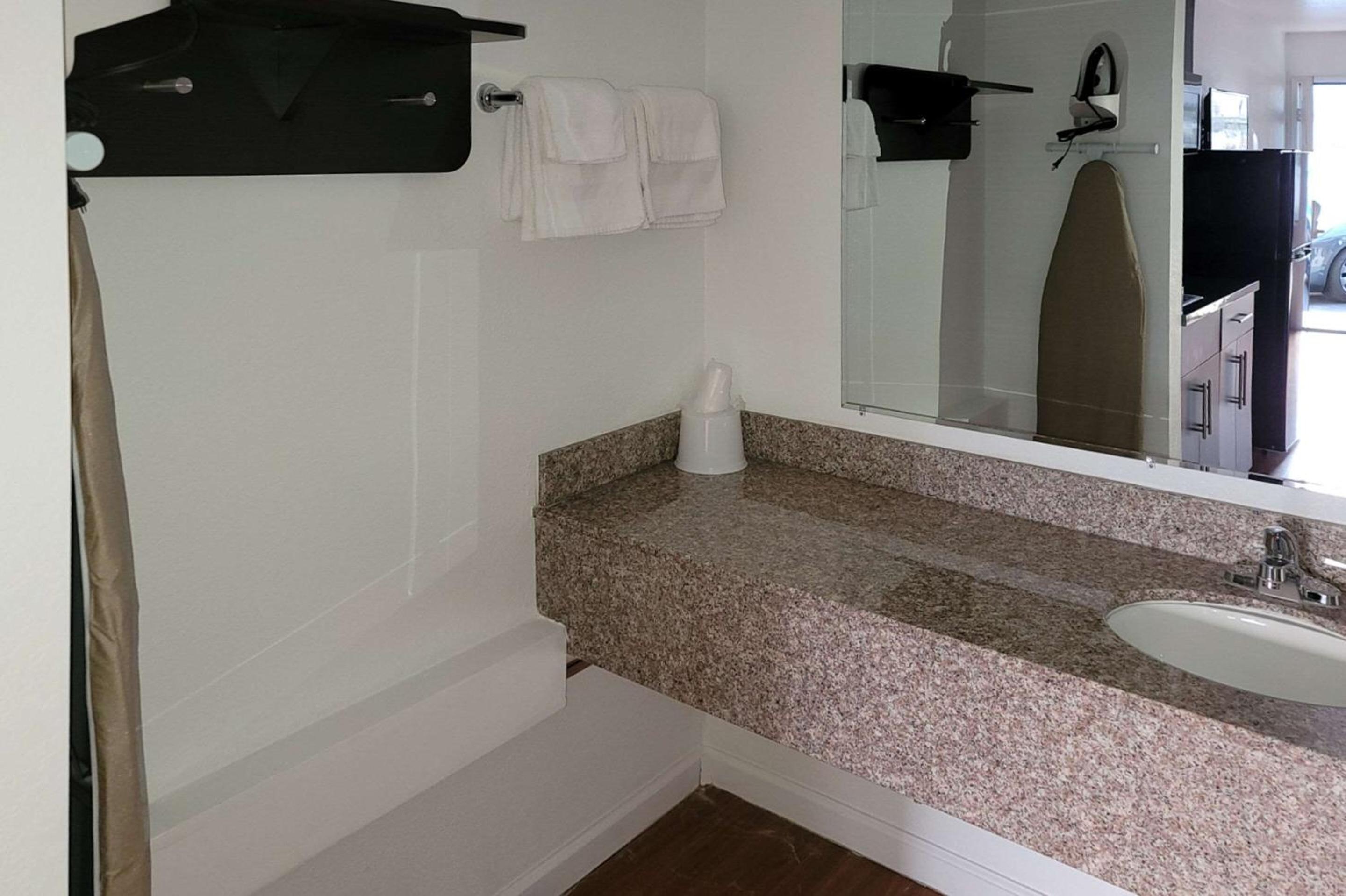 Studio, King Bed, Accessible, Rodeway Inn & Suites Rancho Mirage - Palm Desert Area 3/3