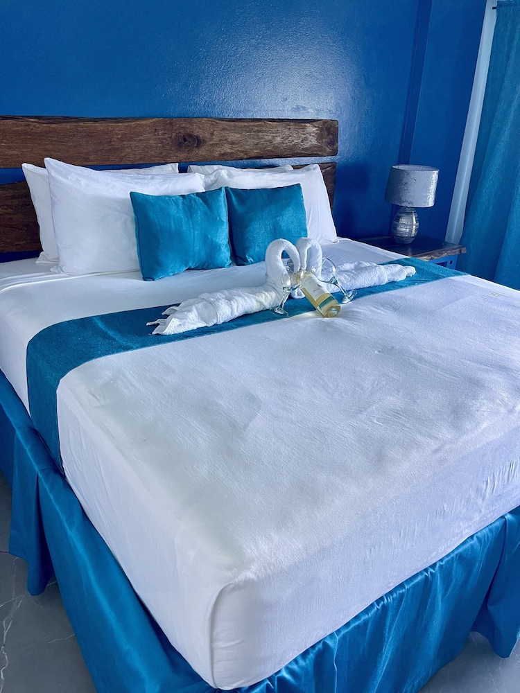 LUXURY, KING BED