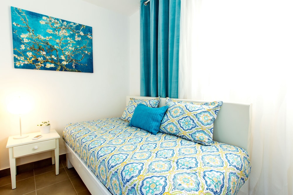Tropicana Suites Deluxe Beach Club & Pool 28/50