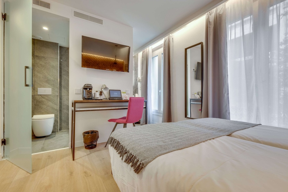 DELUXE, TWIN BEDS