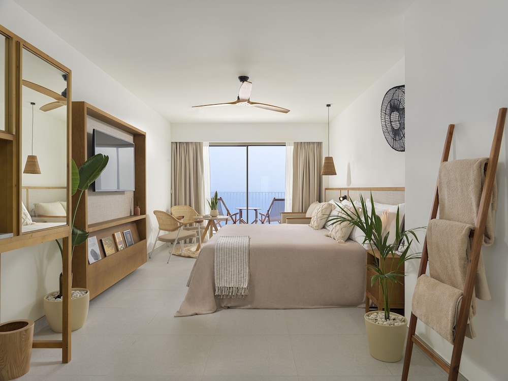 Reserve, Suite, King Bed, Ocean Front, Sofa