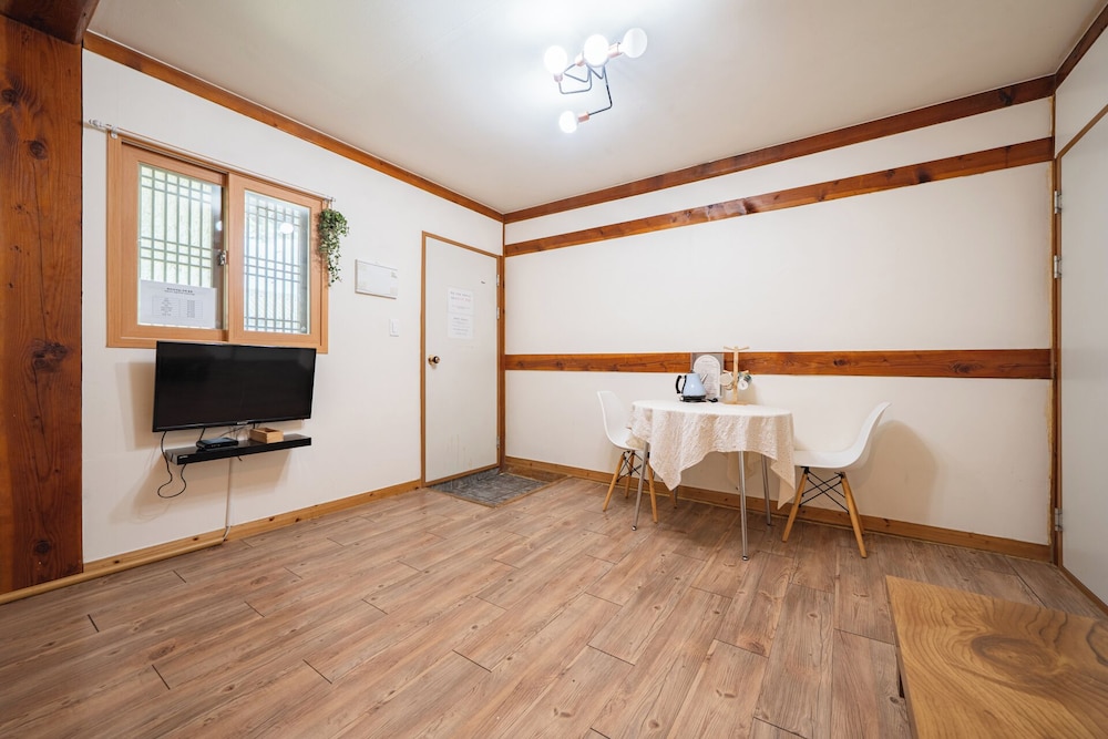 Gyeongju West Namsan Hanok Pension 20/50