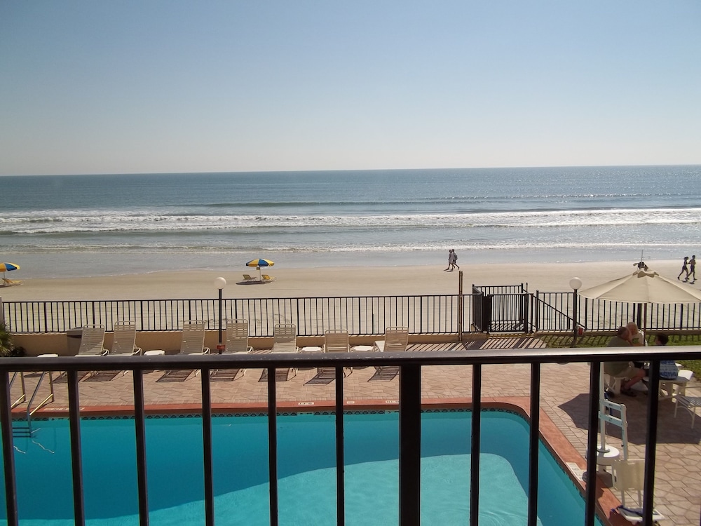 Beachside Hotel 36/60