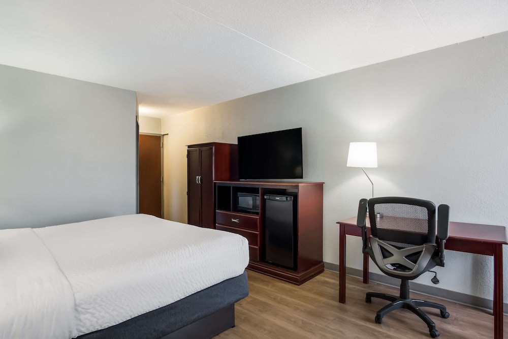 Clarion Inn and Suites Grand Rapids Airport 24/63