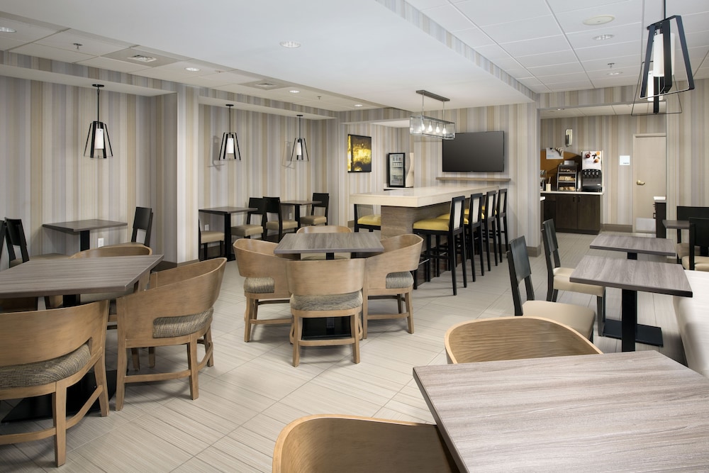 Holiday Inn Express Boston North -Woburn 42/50