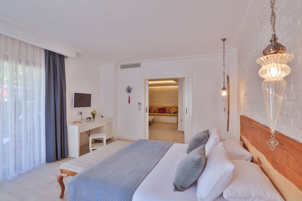 SUITE, KING BED, PRIVATE GARDEN, BALCONY