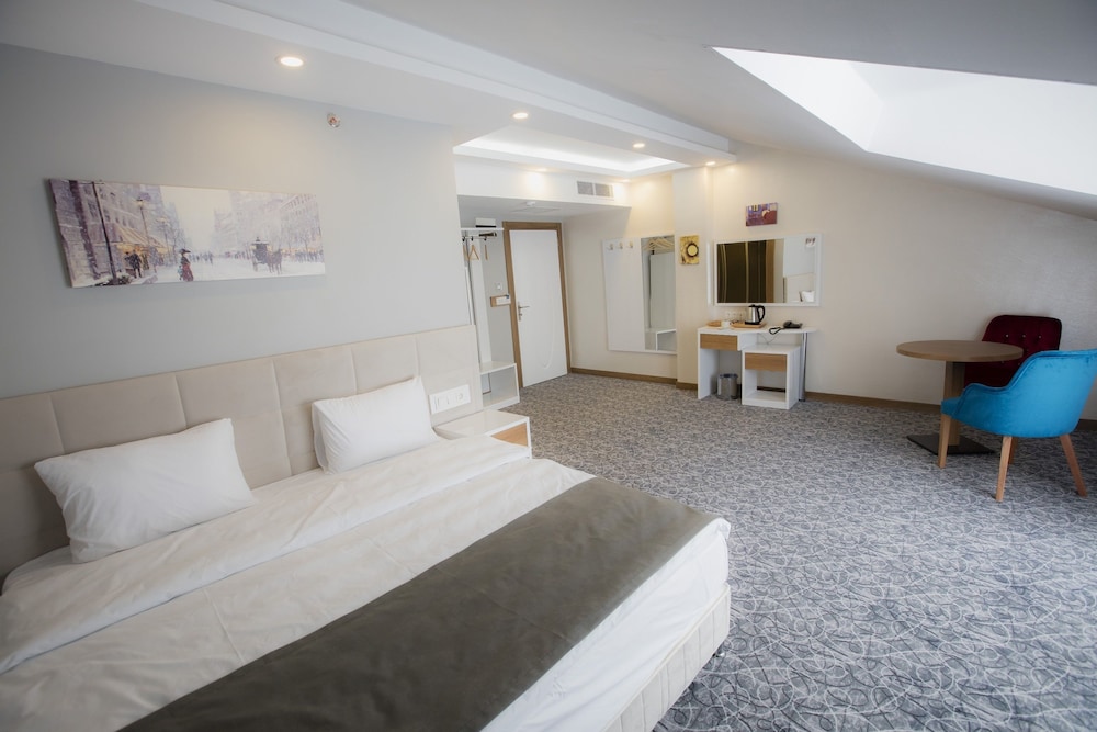 ROYAL INCI AIRPORT HOTEL 10/67