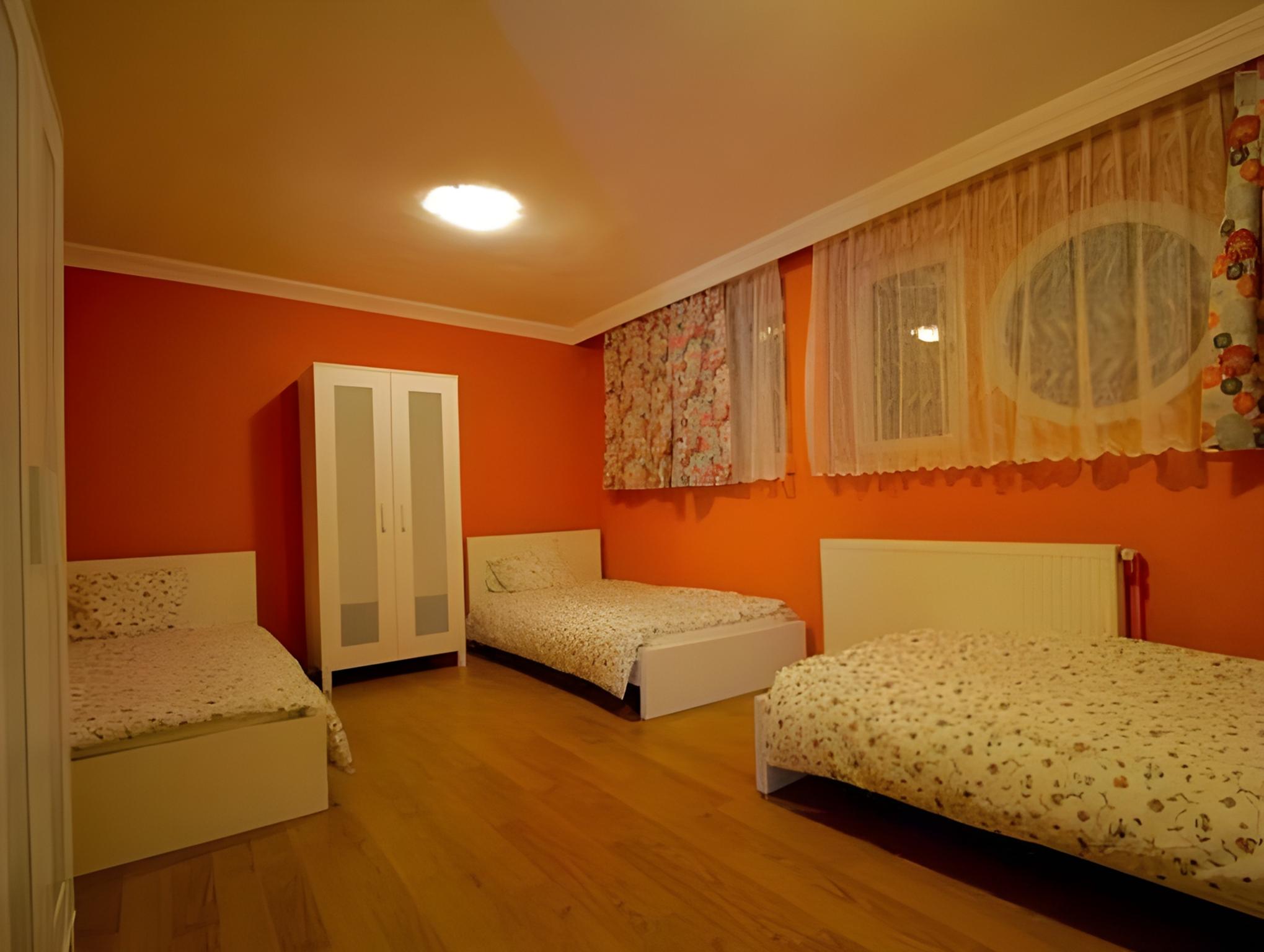 Mixed Dorm, Twin Beds, 3 Beds