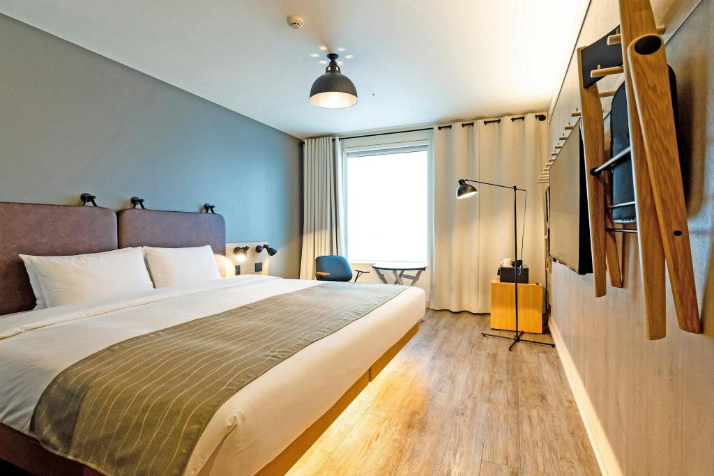Moxy, Guest Room, Superior, King Bed, City View, Large