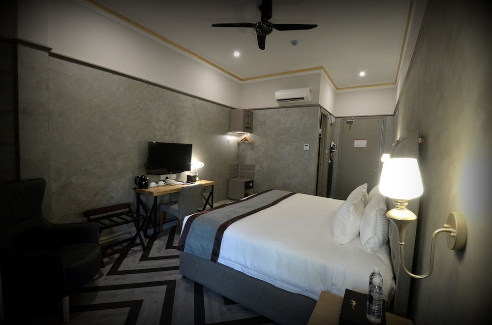 Premier, King Bed, Balcony, 1969 Business Suites @ Ipoh Garden 6/8