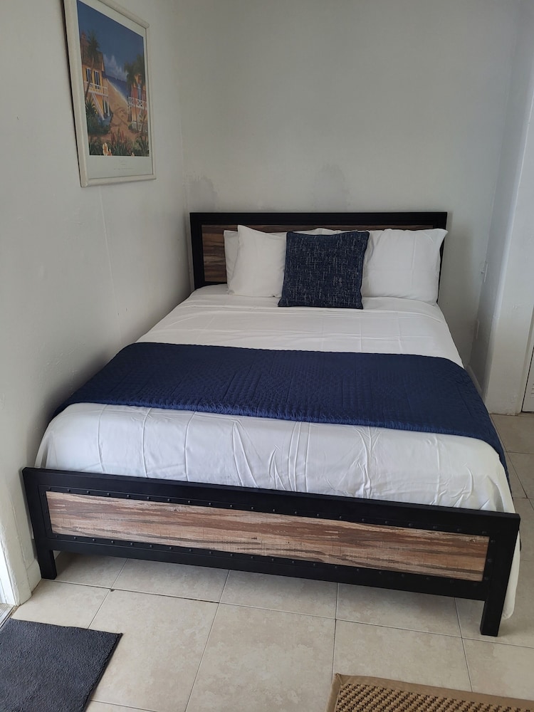 STUDIO, QUEEN BED, PARTIAL SEA VIEW