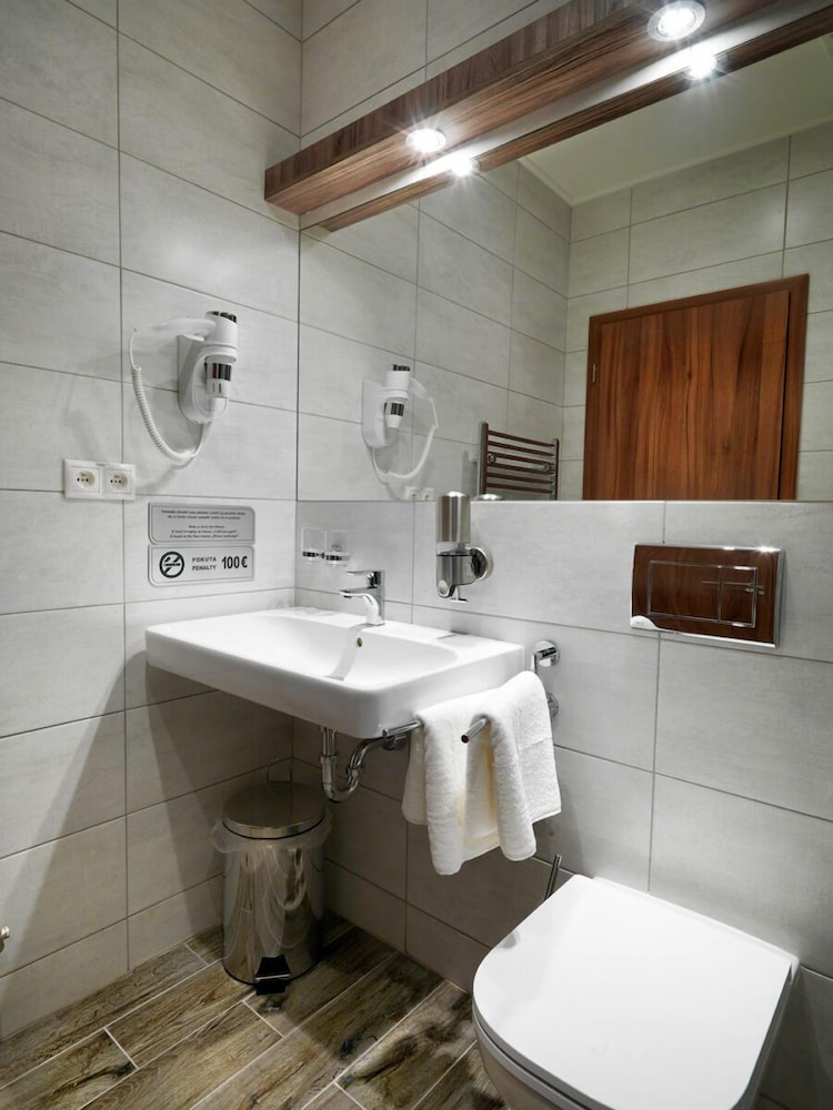 Viktor Hotel 17/55