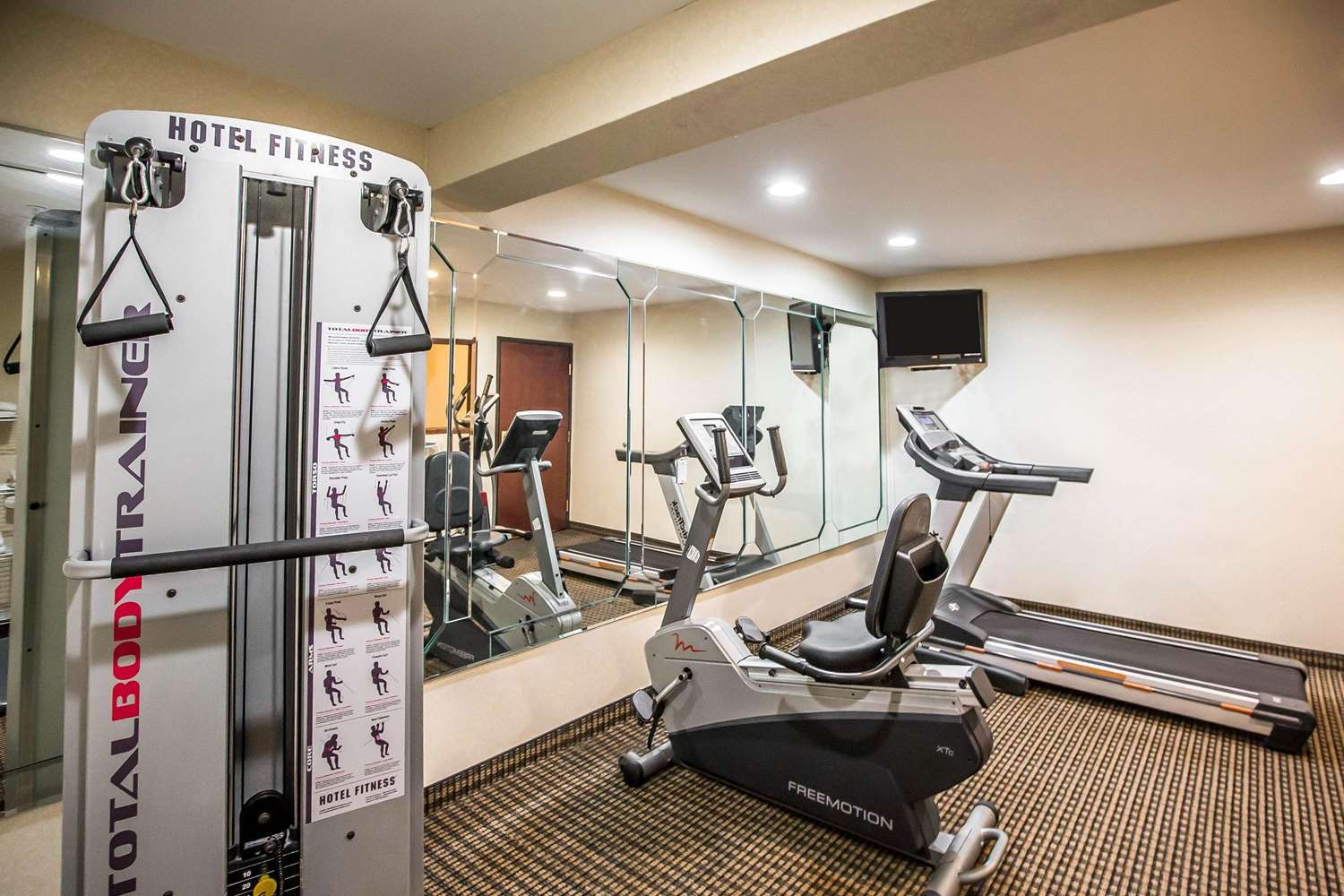 Econo Lodge Inn & Suites Monroe, MI 17/36