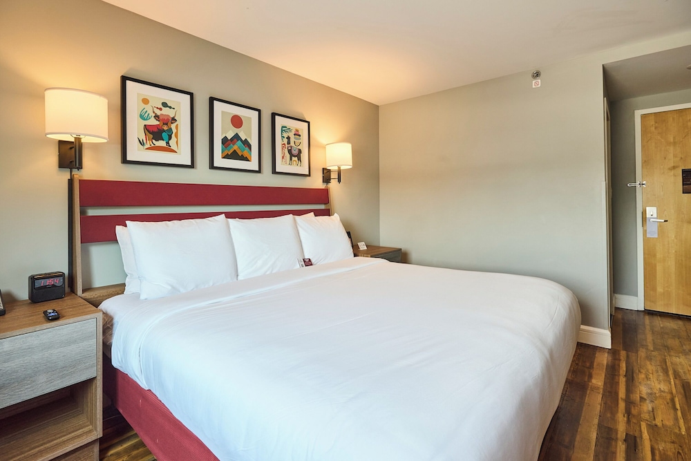 CELLAR LEVEL, KING BED