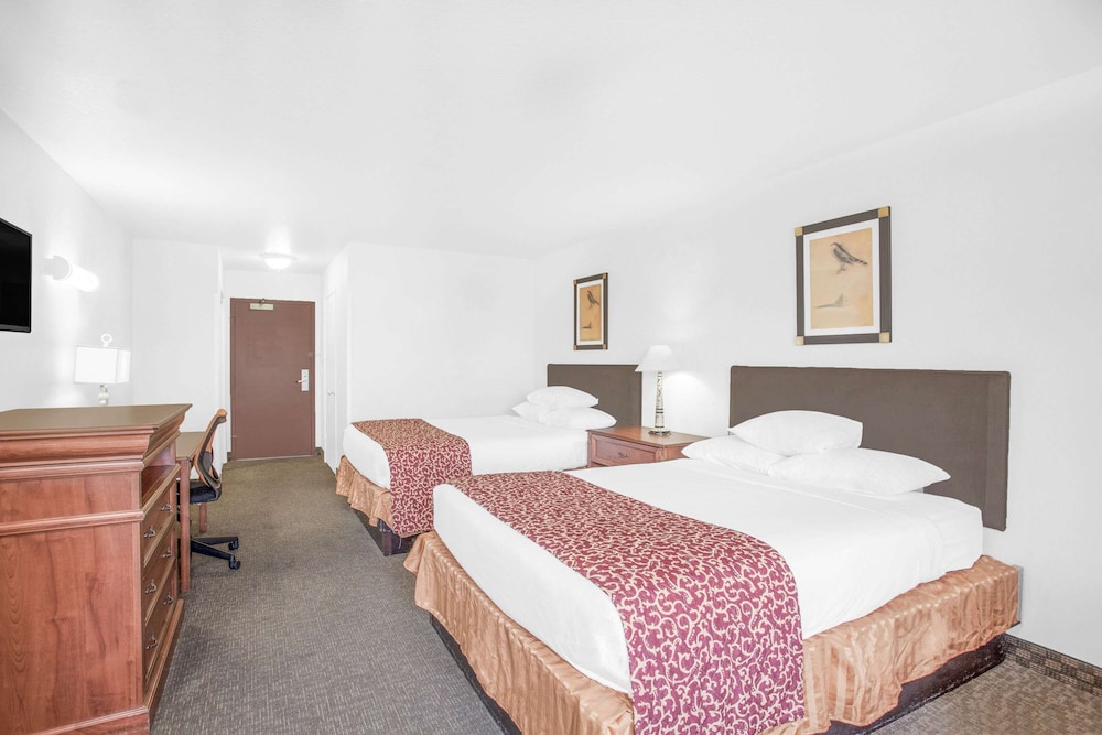 Ramada By Wyndham Barstow 9/36