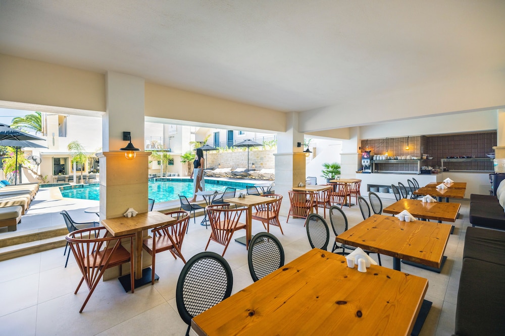 La Stella Suites 52/64