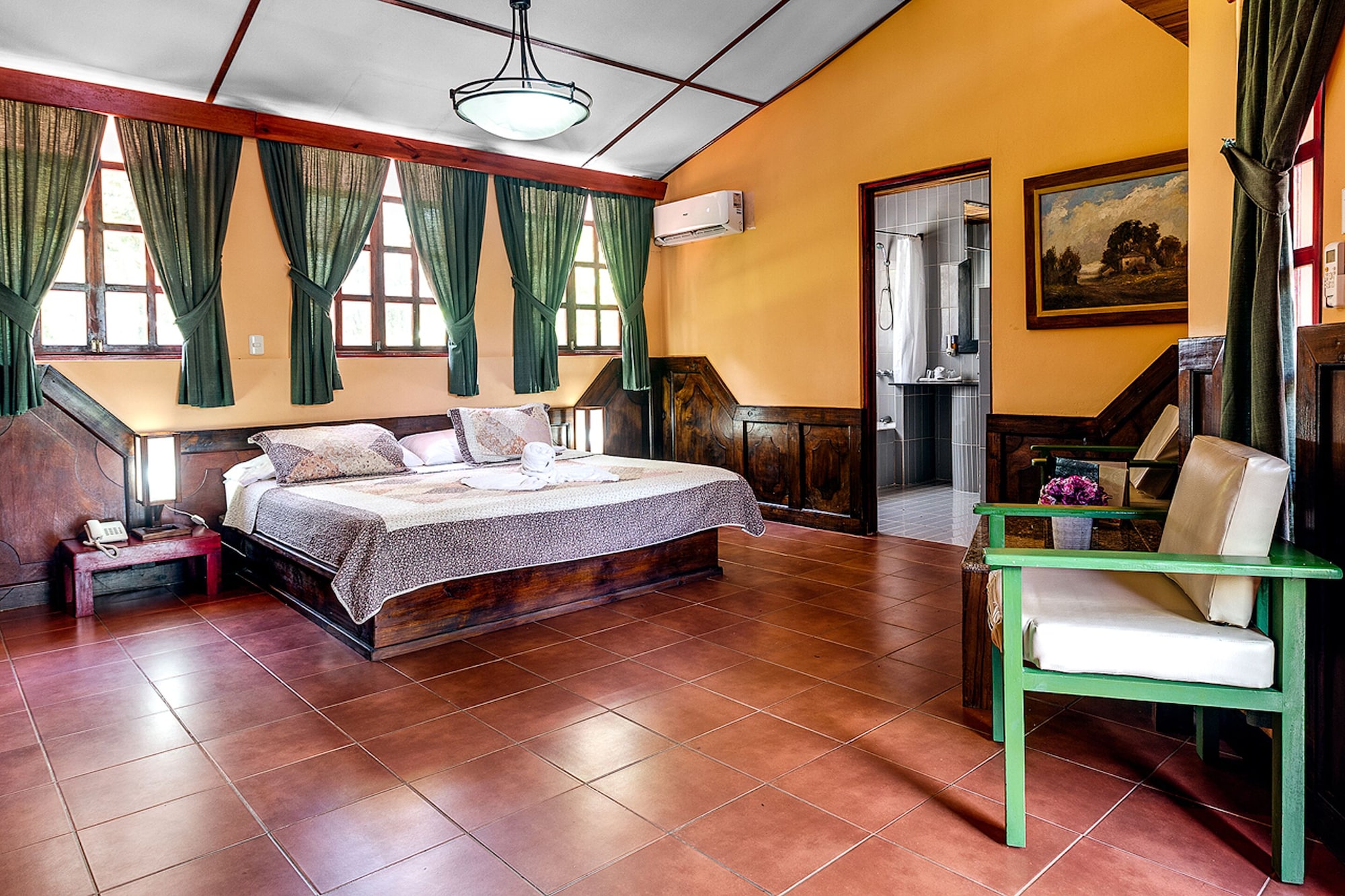 Superior, Queen Bed
