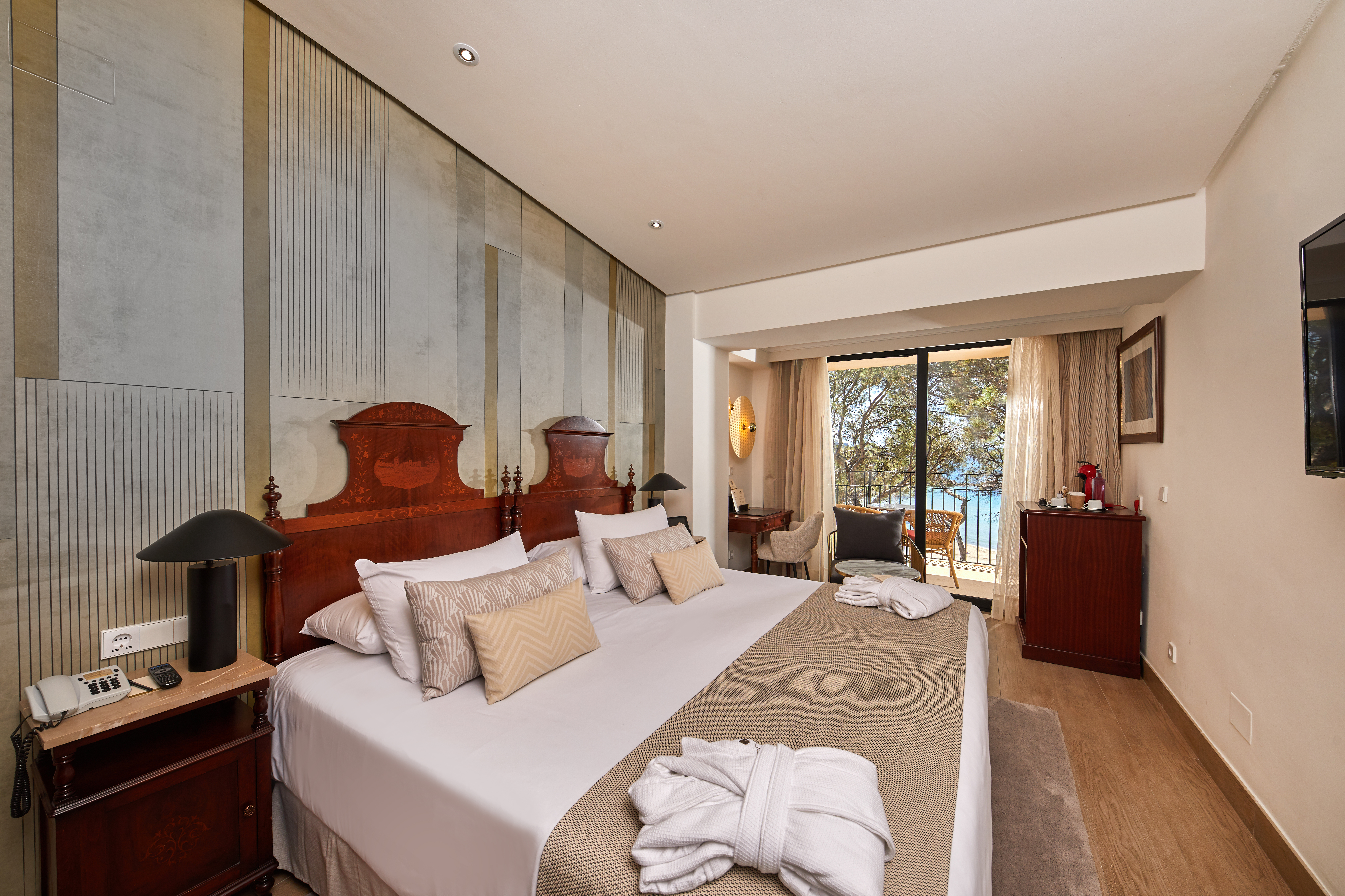 Room, Double or Twin Bed, Sea Front