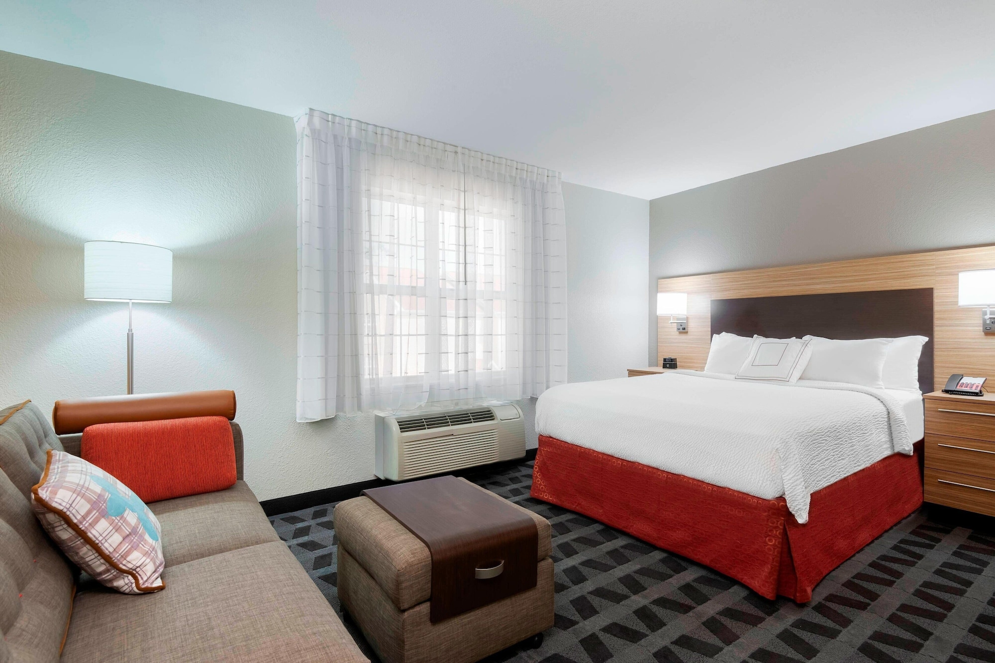 STUDIO, QUEEN BED, SOFA