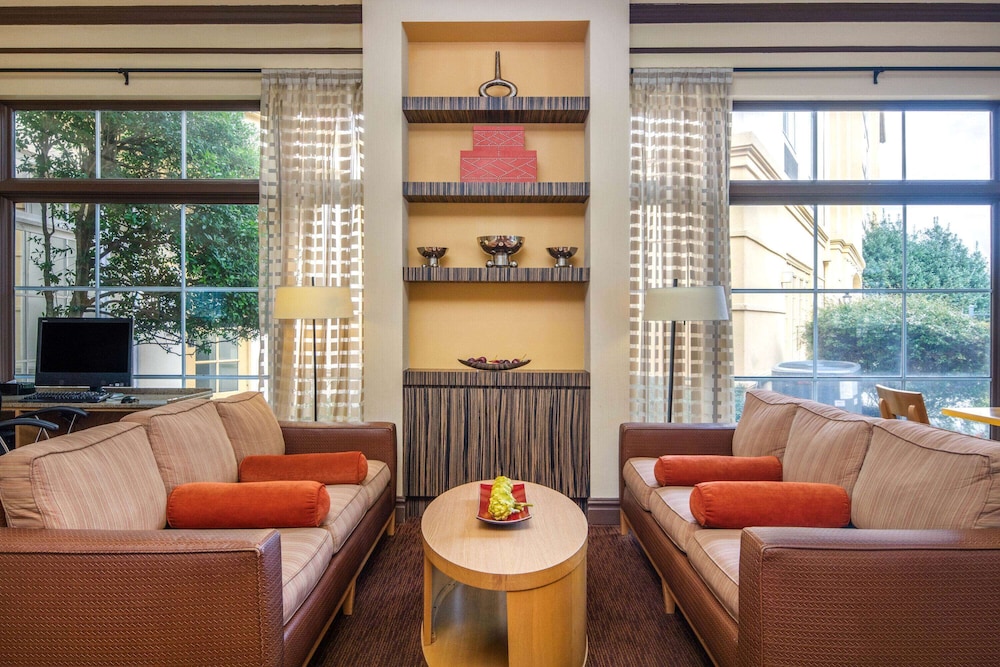 La Quinta Inn & Suites by Wyndham Atlanta Ballpark/Galleria 41/64