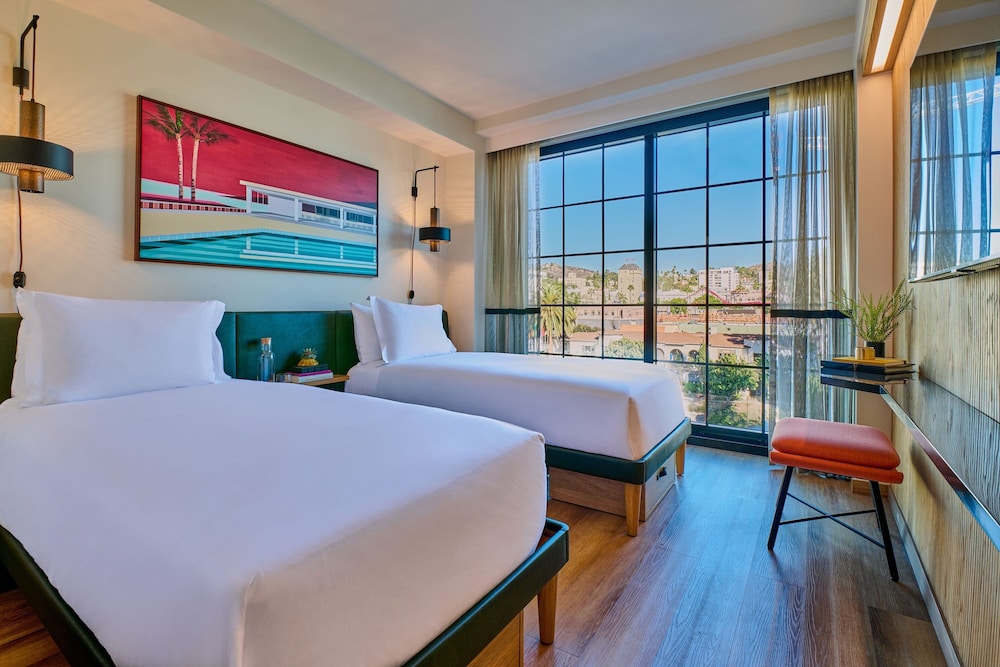 ROOM, TWIN BEDS