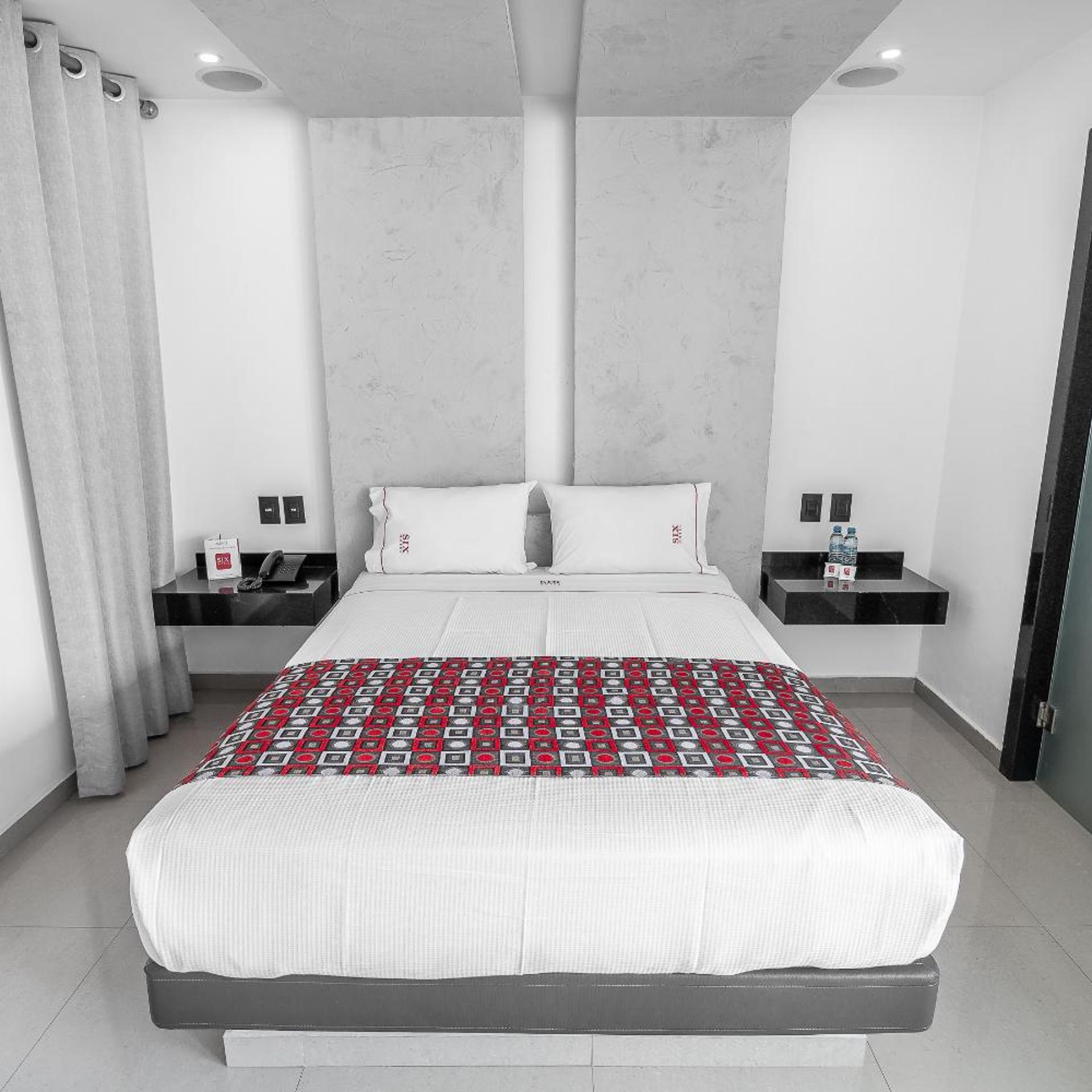 Suite, Hot Tub, Six Hotel 6/10
