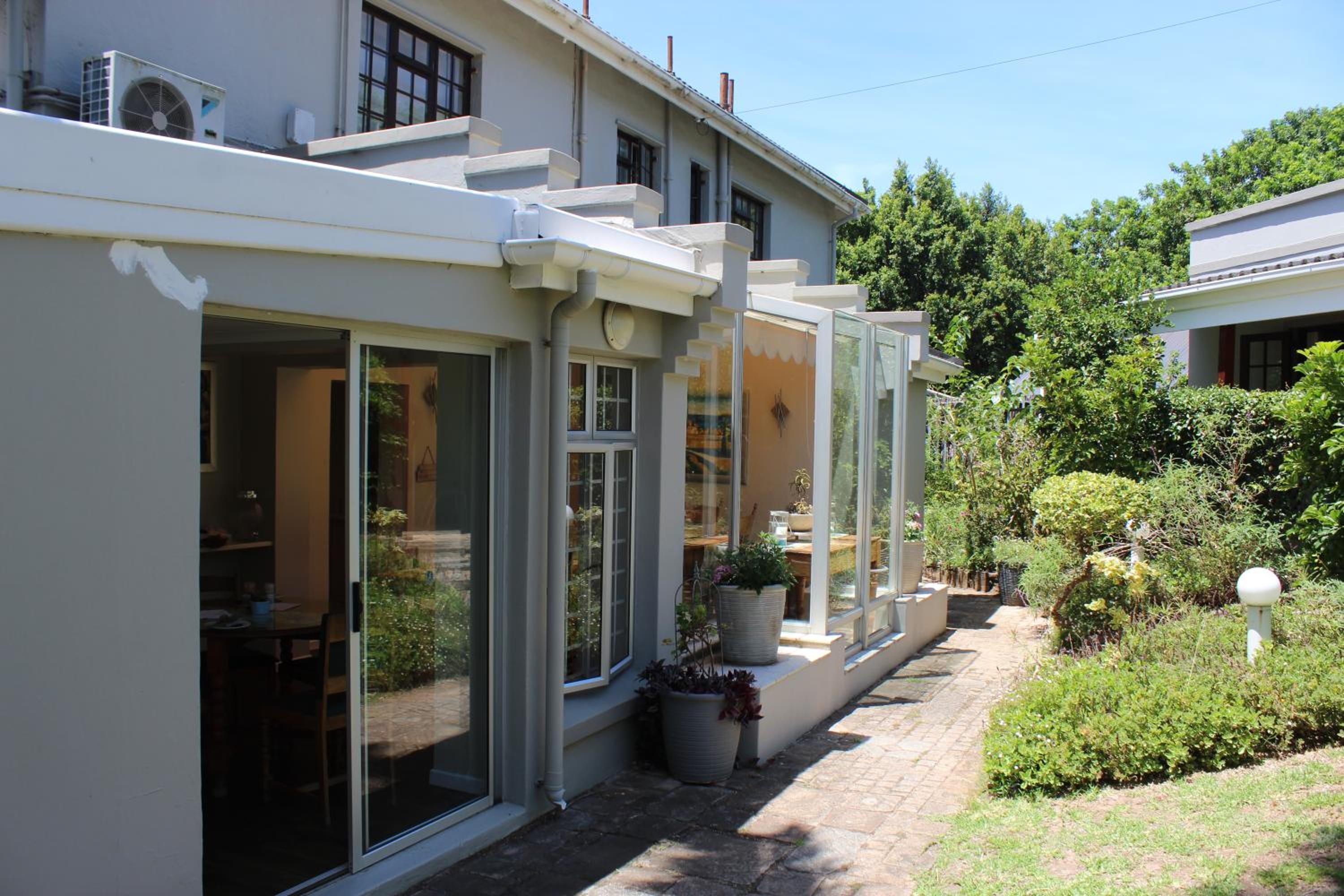 Sir Roys Guest House 5/50