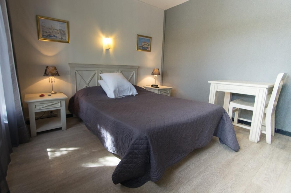Hotel Le Grillon 12/25
