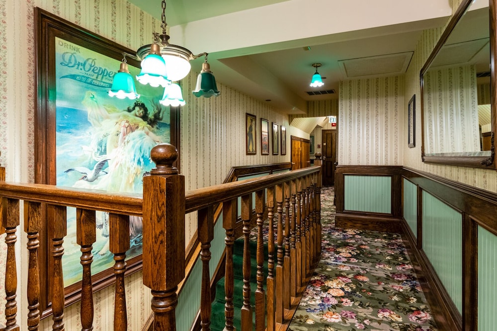 Saddleback Inn 33/44
