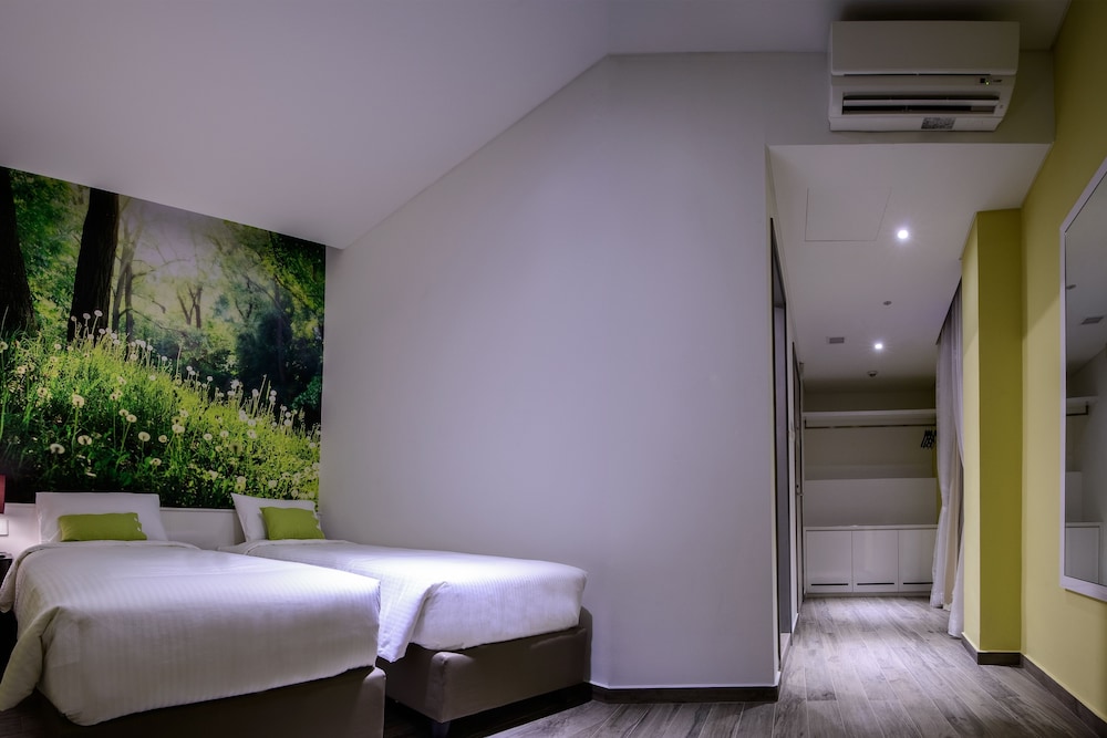 J8 Hotel 42/65
