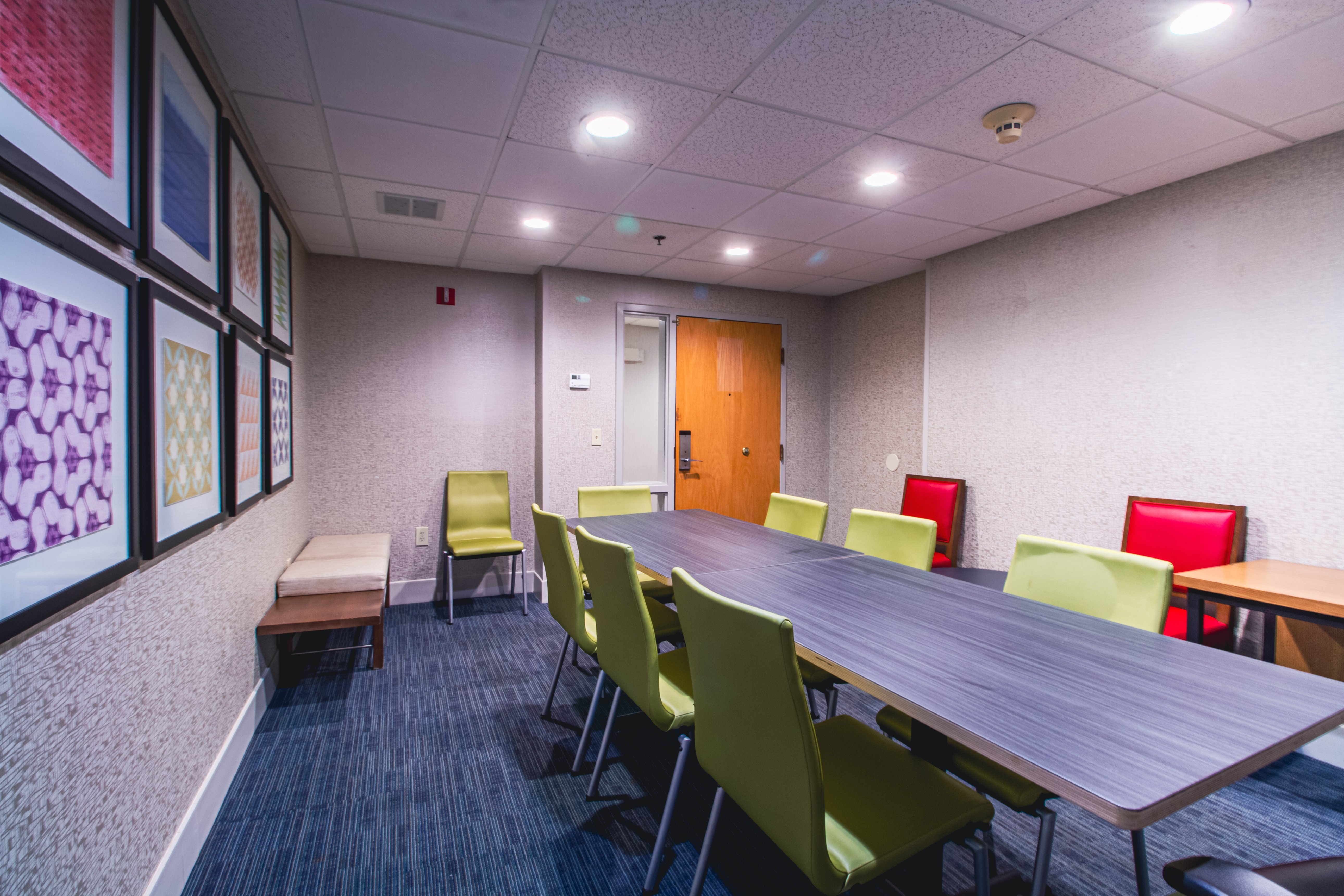 Holiday Inn Express & Suites Lincoln East - White Mountains 39/47
