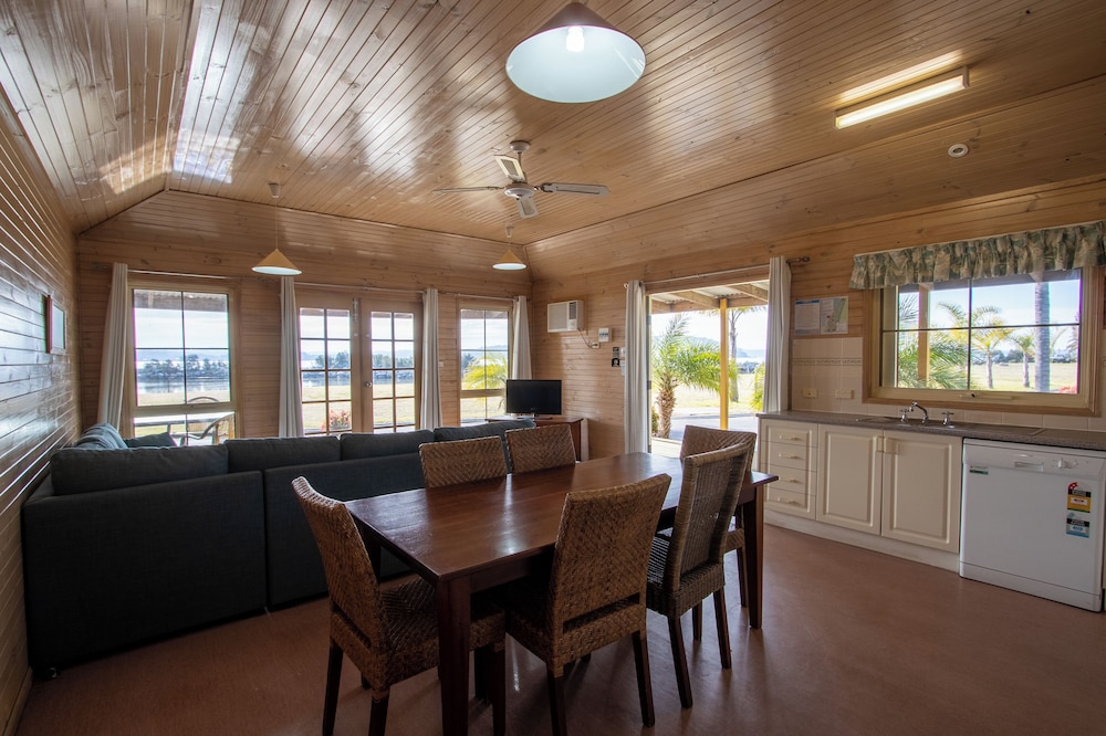 Coachhouse Marina Resort 35/50