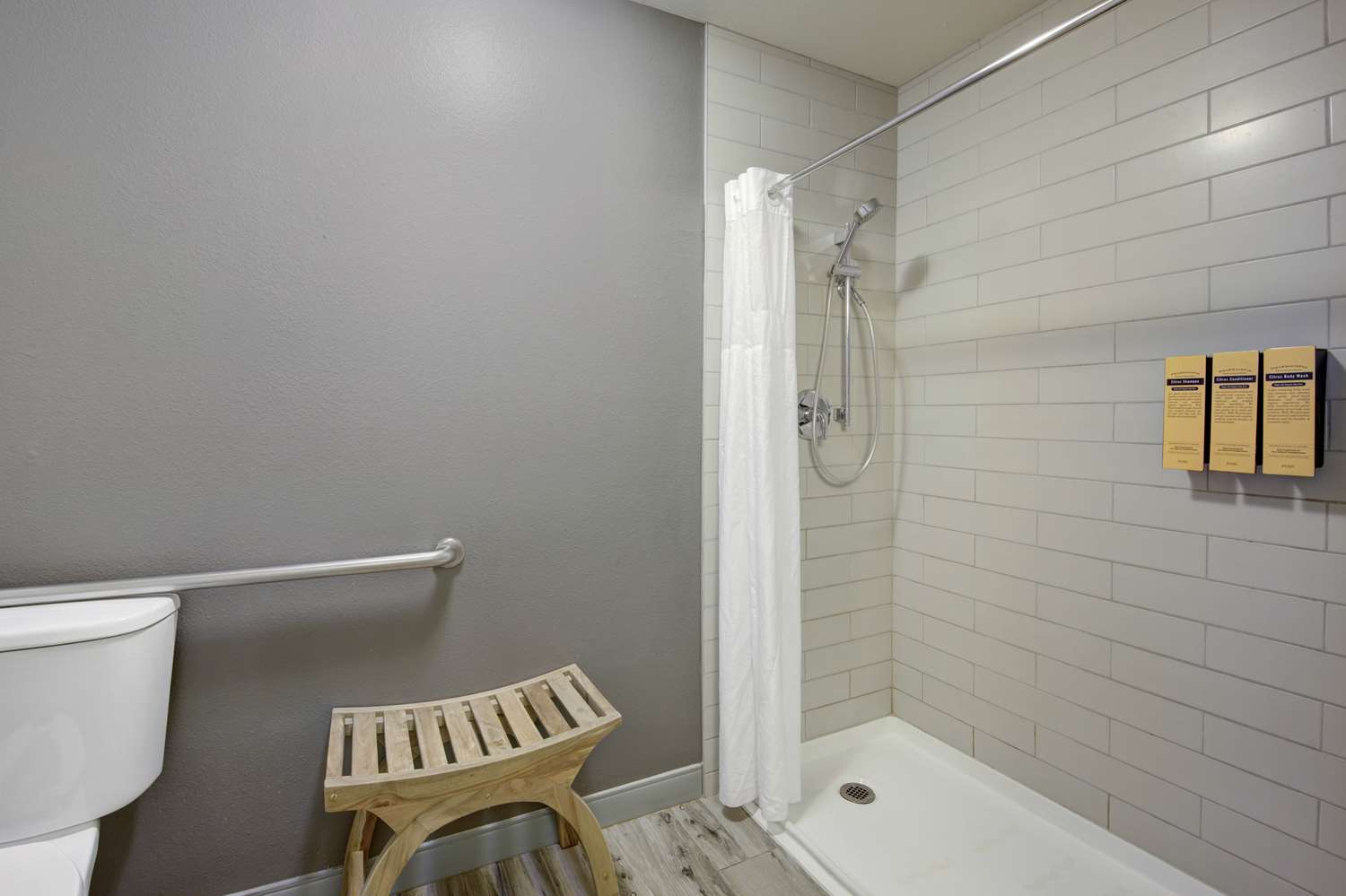 Room, King Bed, Sofa, Best Western Plus Peppertree Airport Inn 3/3