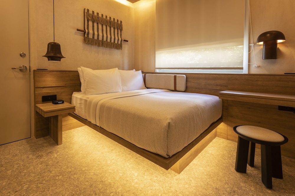 ROOM, QUEEN BED