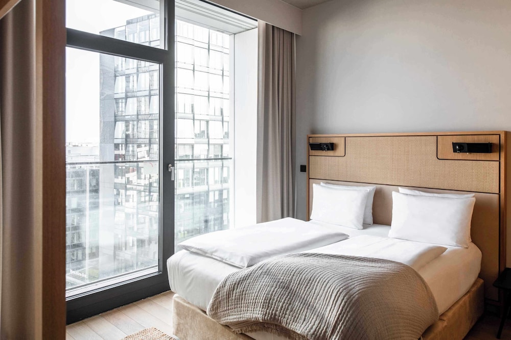 Suite, Queen Bed, City View