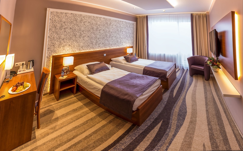 Avanti Hotel 23/72