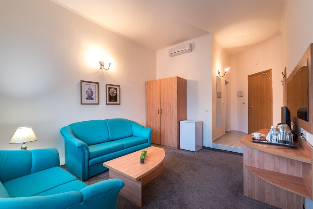 Lotus Hotel 32/63