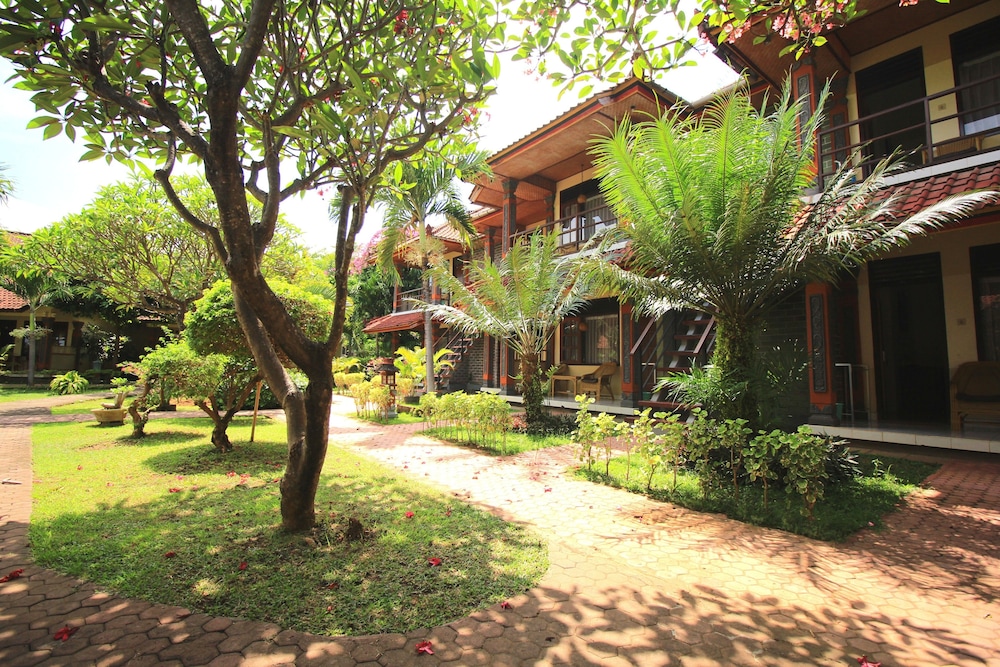 Lovina Beach Hotel 57/65