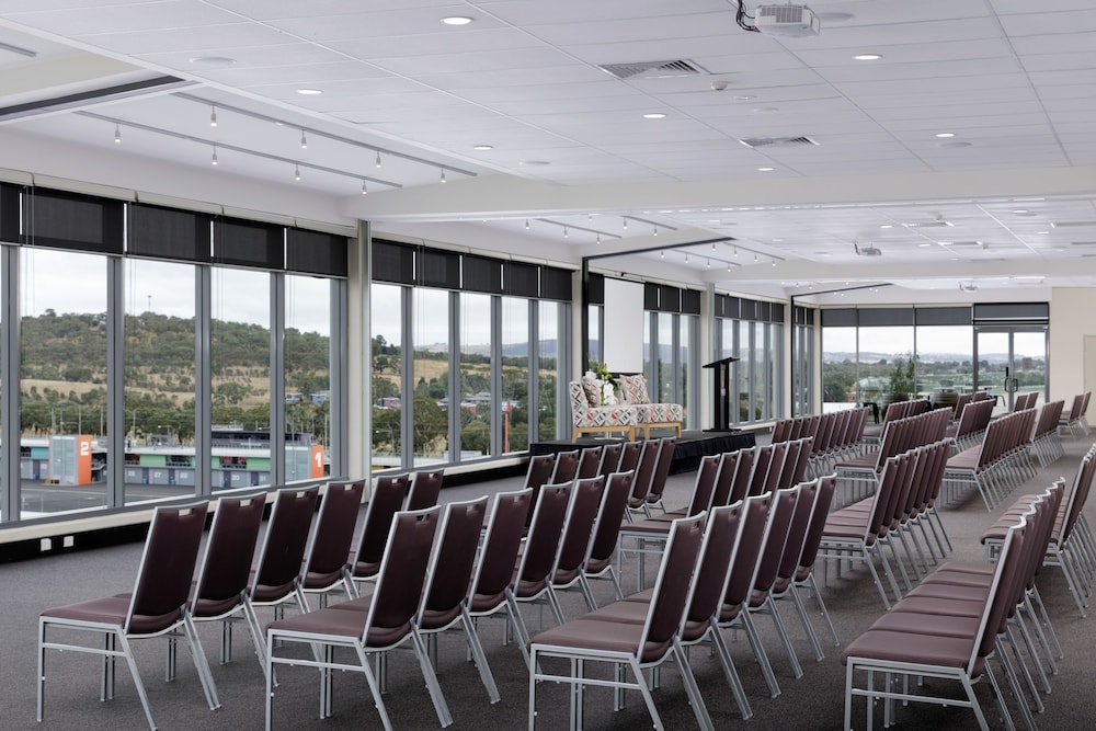 Rydges Mount Panorama Bathurst 58/66
